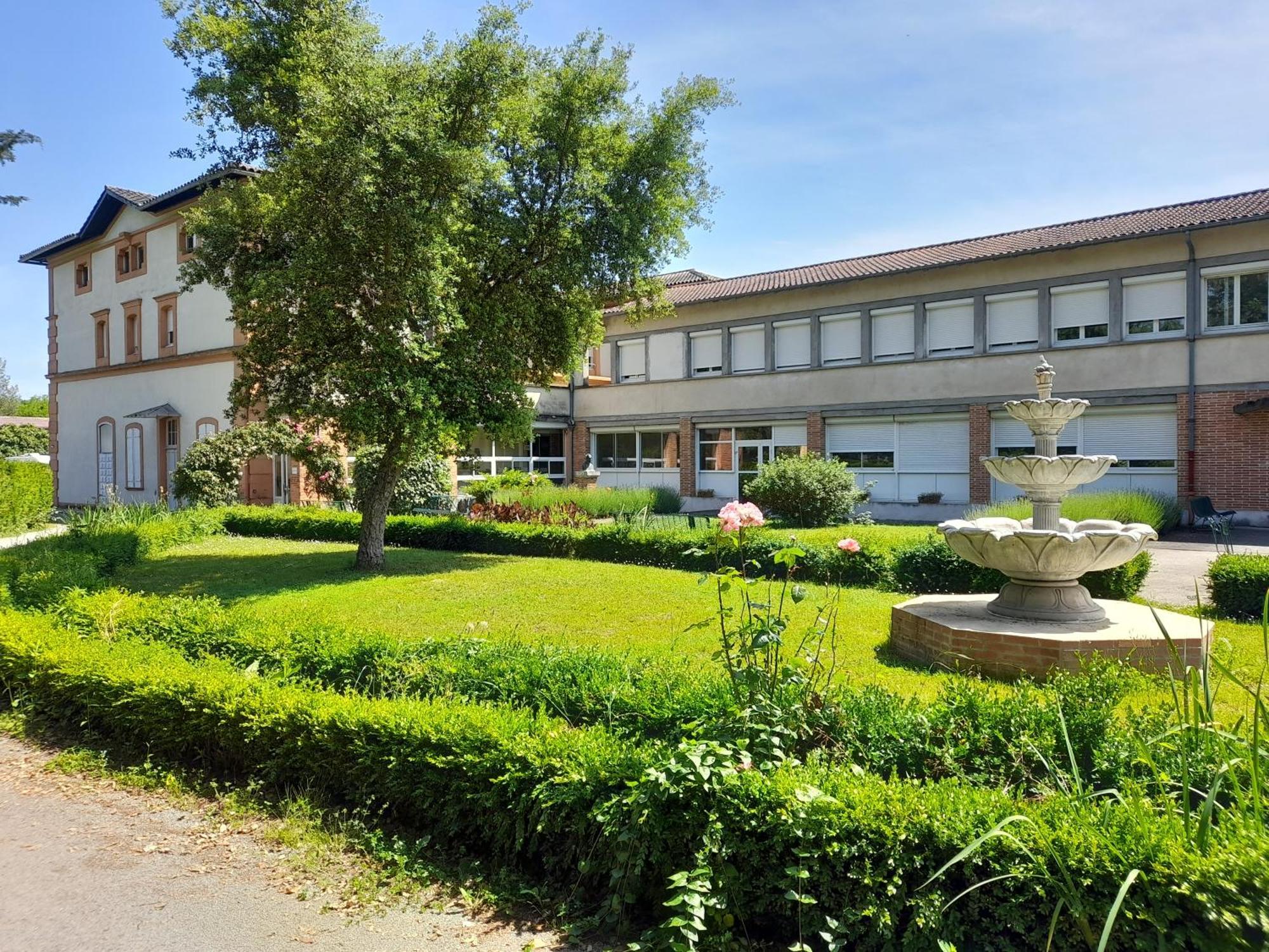 Centre Louis Ormieres Hotel Montauban Exterior photo